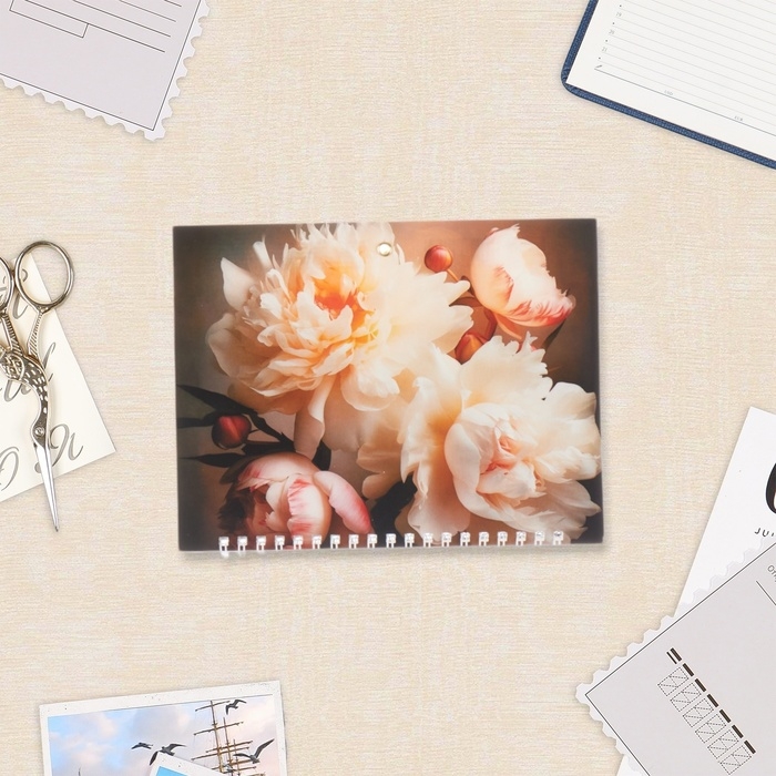 Календарь квартальный мини-трио Календарь квартальный мини-трио "Нежные пионы" 2025 год, 19,5 х 47 см