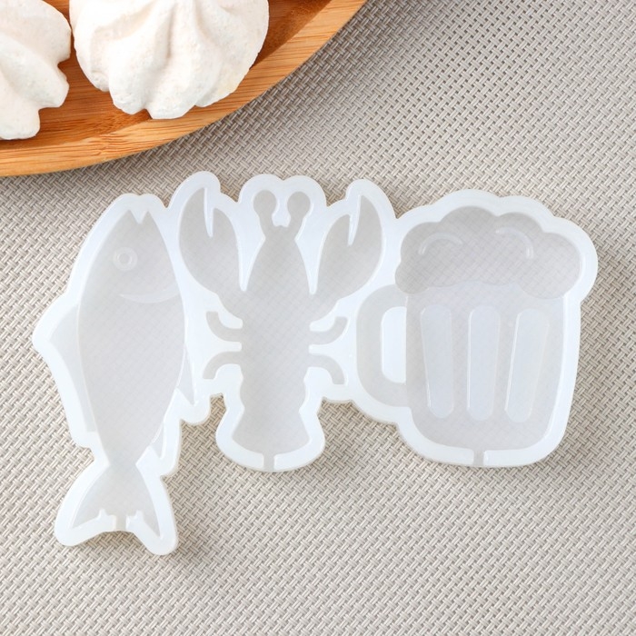 Силиконовый молд для леденцов и шоколада &laquo;Пивной набор&raquo;, 13,5&times;8,5&times;0,9 см, рыба 7,5&times;3 см, кружка 6&times;5 см, рак 6,5&times;5 см, цвет прозрачный