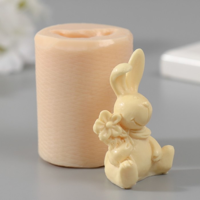 Молд силиконовый Молд силиконовый "Заяц с букетом" 3,8х2,7х5,4 см МИКС