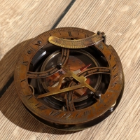 Компас с солнечными часами 11 см, латунь Компас с солнечными часами 11 см, латунь