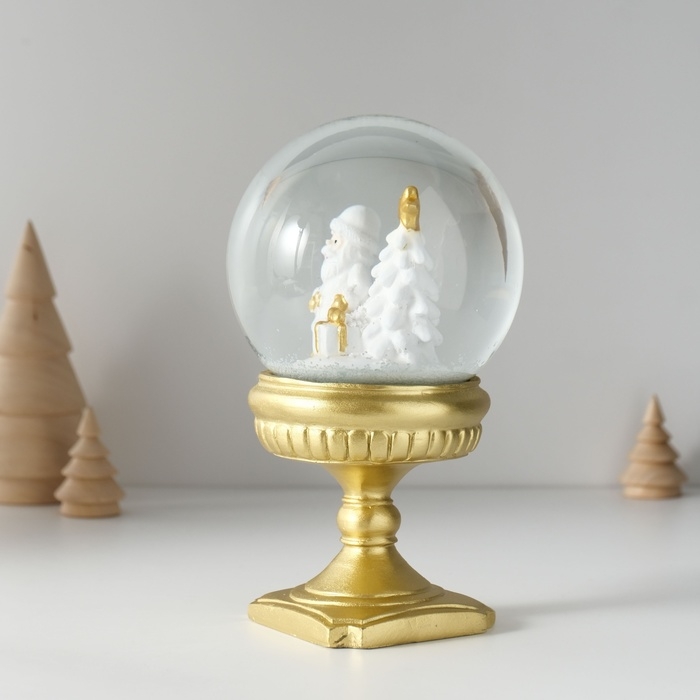 Сувенир полистоун водяной шар "Дед Мороз в белой шубе с ёлкой и подарком" 10х10х17,5 см