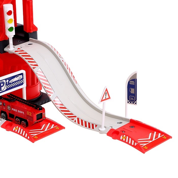 Парковка &laquo;Пожарная станция&raquo;, с металлическими машинкой и вертолётом