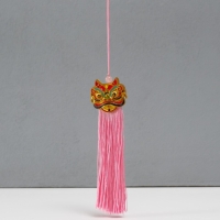 Подвеска текстиль, пластик "Китайский лев" розовая 2х4х14 см Подвеска текстиль, пластик "Китайский лев" розовая 2х4х14 см