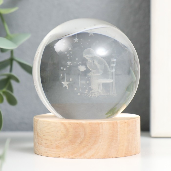 Сувенир стекло подсветка Сувенир стекло подсветка "Мальчик и роза" d=6 см подставка дерево, USB 6,5х6,5х7,5 см