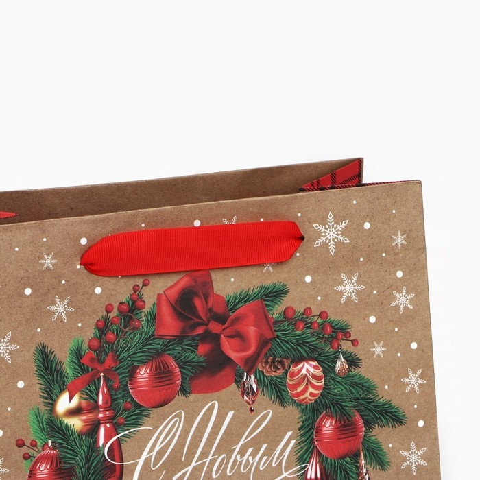 Пакет подарочный новогодний крафтовый квадратный &laquo;Новогодний венок&raquo;, 22 х 22 х 11 см, Новый год