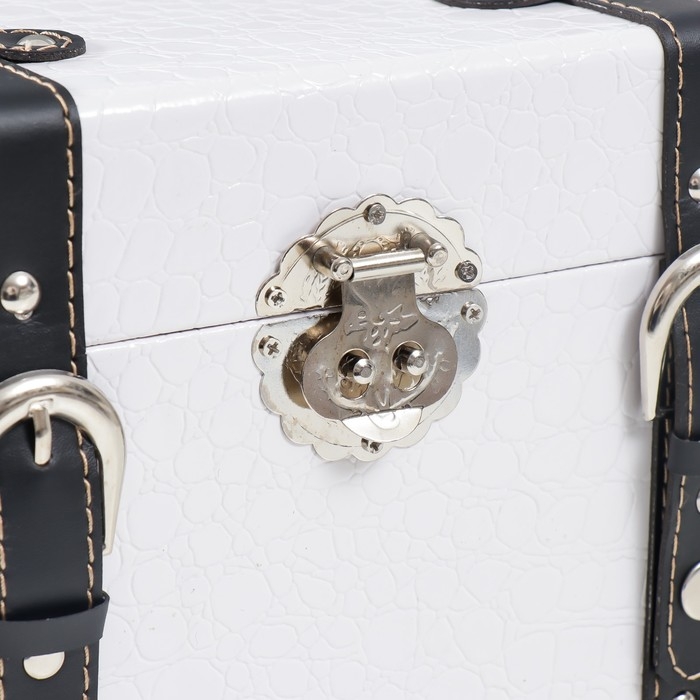 Шкатулка дерево кожзам "Сундук с ремнями" белый 19х21х35 см