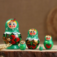 Матрёшка &laquo;Божья коровка&raquo;, зелёное платье, 5 кукольная, 10-12 см