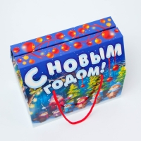 Новый год. Подарочная коробка Новогодняя Коробка-Кейс "Хор" с верев. ручками с анимацией 20,5*12*18см. Новый год. Подарочная коробка Новогодняя Коробка-Кейс "Хор" с верев. ручками с анимацией 20,5*12*18см.
