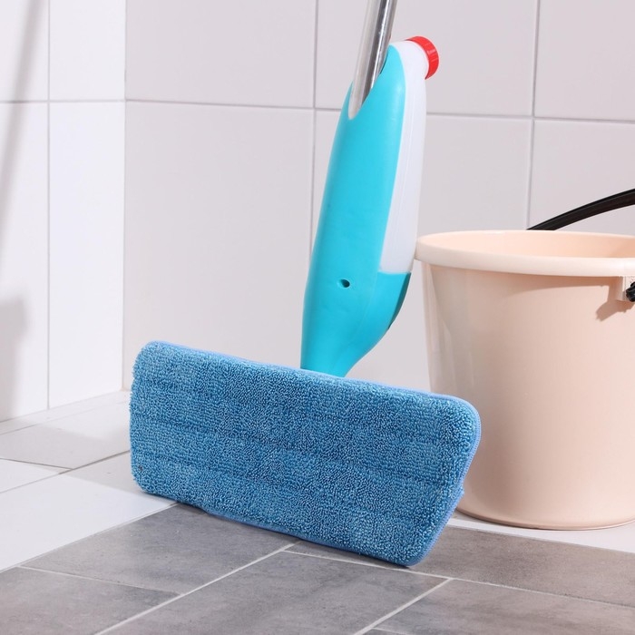 Швабра для мытья пола с распылителем и щёткой Доляна, насадка из микрофибры 41&times;14 см, стальная ручка 120 см, цвет МИКС