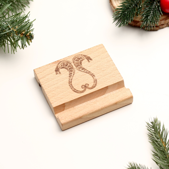 Новый год. Подставка с символом года под телефон, планшет Новый год. Подставка с символом года под телефон, планшет "Змей", 8*8*1,6 см, ясень