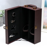 Шкатулка дерево, кожзам для 2 бутылок "Стёганная клетка" 4 предмета 34,5х19,5х12 см Шкатулка дерево, кожзам для 2 бутылок "Стёганная клетка" 4 предмета 34,5х19,5х12 см