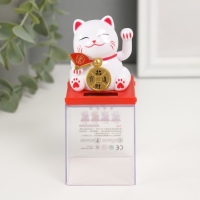 Маятник пластик "Белый Манэки-нэко с веером и монеткой" 5х5х5 см