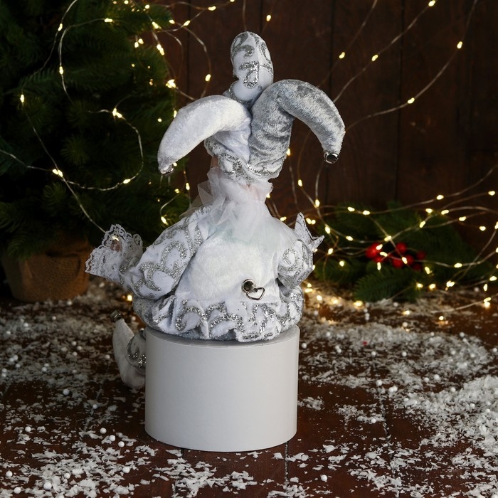 Новогодний шут "В нарядном костюмчике" музыка шевелит головой, 46 см, белый