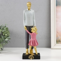 Сувенир полистоун "Папа с дочкой" золото 9,6х7х29,5 см Сувенир полистоун "Папа с дочкой" золото 9,6х7х29,5 см