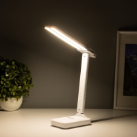 Светильник настольный с подставкой под телефон "Дуо" 8Вт LED USB 2700-6500К белый Светильник настольный с подставкой под телефон "Дуо" 8Вт LED USB 2700-6500К белый