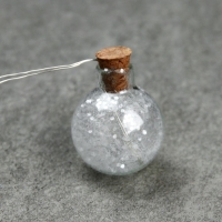 Гирлянда «Нить» 1.6 м с насадками «Шарики с белым конфетти», IP20, серебристая нить, 15 LED, батарейки ААх2 (нет в комплекте), свечение белое Гирлянда «Нить» 1.6 м с насадками «Шарики с белым конфетти», IP20, серебристая нить, 15 LED, батарейки ААх2 (нет в комплекте), свечение белое