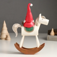 Сувенир полистоун "Дедуля верхом на лошадке-качалке в колпаке с сердцем" 5х17х23 см Сувенир полистоун "Дедуля верхом на лошадке-качалке в колпаке с сердцем" 5х17х23 см