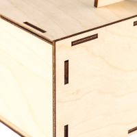 Деревянный скворечник - кормушка для птиц, закрытая