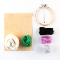 Валяние из шерсти на новый год. Живопись шерстью на пяльцах &laquo;Кролик под снегом&raquo;, 10х10 см