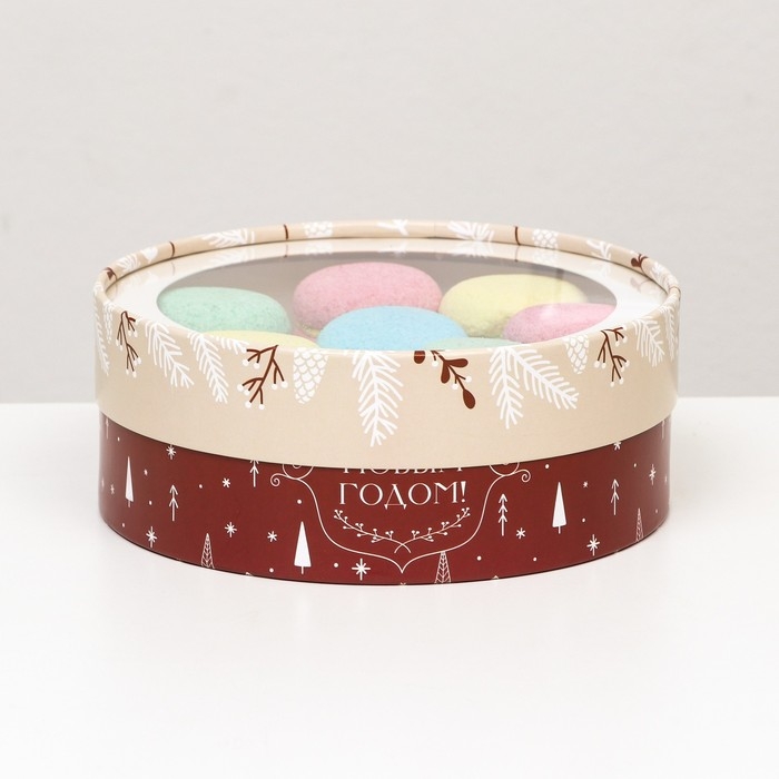 Новый год. Коробка подарочная новогодняя для макарун тубус с окном "Хоровод ёлочек" 18 х 18 х 6 см.