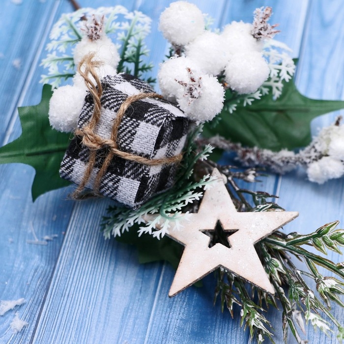 Декор Декор "Зимние грезы" подарок в клетку звезда ягоды, 21 см