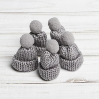 Шапка для игрушек вязаная с помпоном, набор 5 шт., цвет серый Шапка для игрушек вязаная с помпоном, набор 5 шт., цвет серый