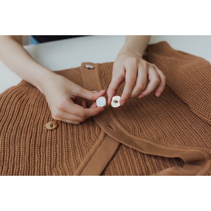 Набор пластиковых пуговиц на ножке, d = 23 мм, 5 шт, цвет белый Набор пластиковых пуговиц на ножке, d = 23 мм, 5 шт, цвет белый