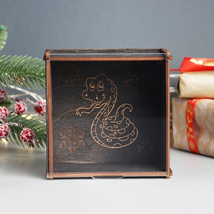 Новогодняя шкатулка Новогодняя шкатулка "Змейка в снежинках" 6х12х12 см