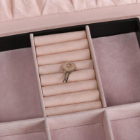 Шкатулка кожзам под часы 4 отделения и бижутерию "Чёрный чемоданчик" 9х32,5х26 см Шкатулка кожзам под часы 4 отделения и бижутерию "Чёрный чемоданчик" 9х32,5х26 см