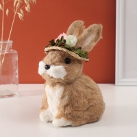 Декор "Кролик в соломенной шляпке с цветами" 16х18х22 см Декор "Кролик в соломенной шляпке с цветами" 16х18х22 см