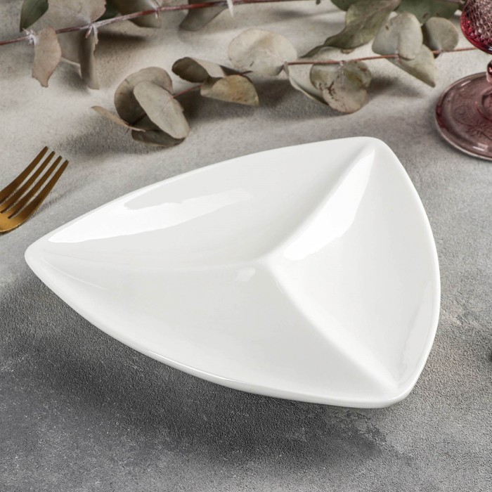 Менажница фарфоровая треугольная 3 ячейки Wilmax, 20&times;20 см, цвет белый