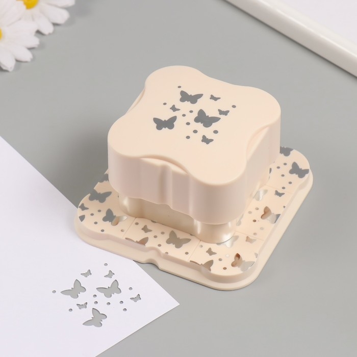 Дырокол фигурный рисунок 3,8х3,8 см Дырокол фигурный рисунок 3,8х3,8 см "Бабочки" 6.1х6,1х4,1 см