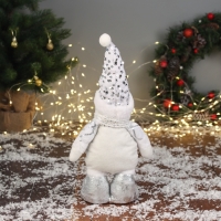 Мягкая игрушка "Снеговик в блестящем колпаке" 38х19 см, серебристо-белый Мягкая игрушка "Снеговик в блестящем колпаке" 38х19 см, серебристо-белый