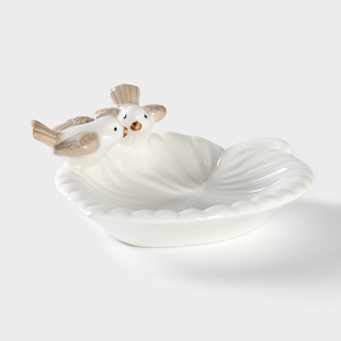 Блюдо керамическое сервировочное «Голубки на листочке», 13×13×2 см, цвет белый Блюдо керамическое сервировочное «Голубки на листочке», 13×13×2 см, цвет белый