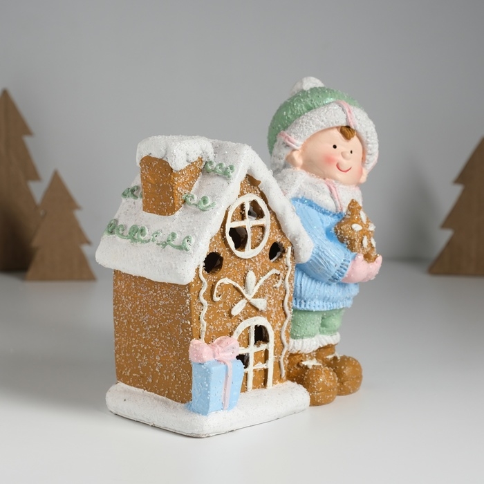 Сувенир керамика свет "Малышка в голубом свитере у пряничного домика" 15х8х16 см