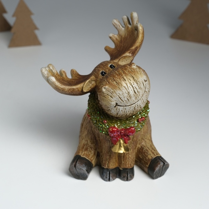 Сувенир полистоун Сувенир полистоун "Лосик Улыбка в еловом венке с бантом и колокольчиком" сидит 13,5х11х16 см 10325