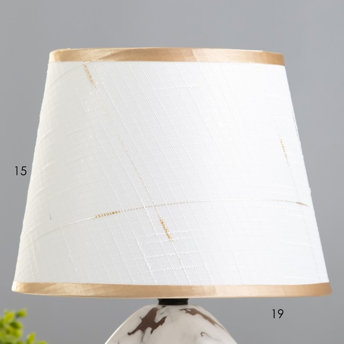 Настольная лампа "Аморет" E14 40Вт белый-золото 20х20х30 см RISALUX