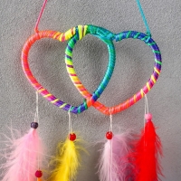 Ловец снов "Сплетённые сердца" яркие перья 55 см Ловец снов "Сплетённые сердца" яркие перья 55 см