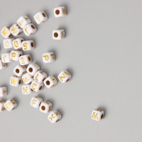 Бусины для творчества пластик "Английский алфавит" белые с золотом набор 20 гр 0,4х0,4 см Бусины для творчества пластик "Английский алфавит" белые с золотом набор 20 гр 0,4х0,4 см