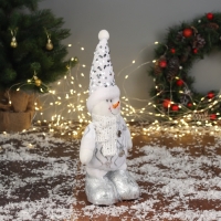 Мягкая игрушка "Снеговик в блестящем колпаке" 38х19 см, серебристо-белый Мягкая игрушка "Снеговик в блестящем колпаке" 38х19 см, серебристо-белый