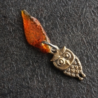 Брелок талисман "Сова", латунь, янтарь