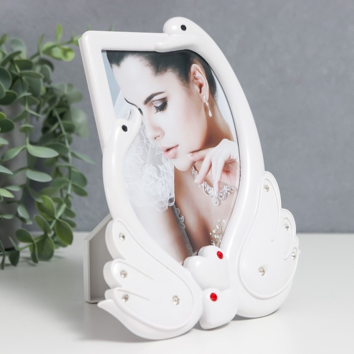 Фоторамка пластик 10х15 см Фоторамка пластик 10х15 см "Два лебедя с сердечками" белая 14,5х18,5 см