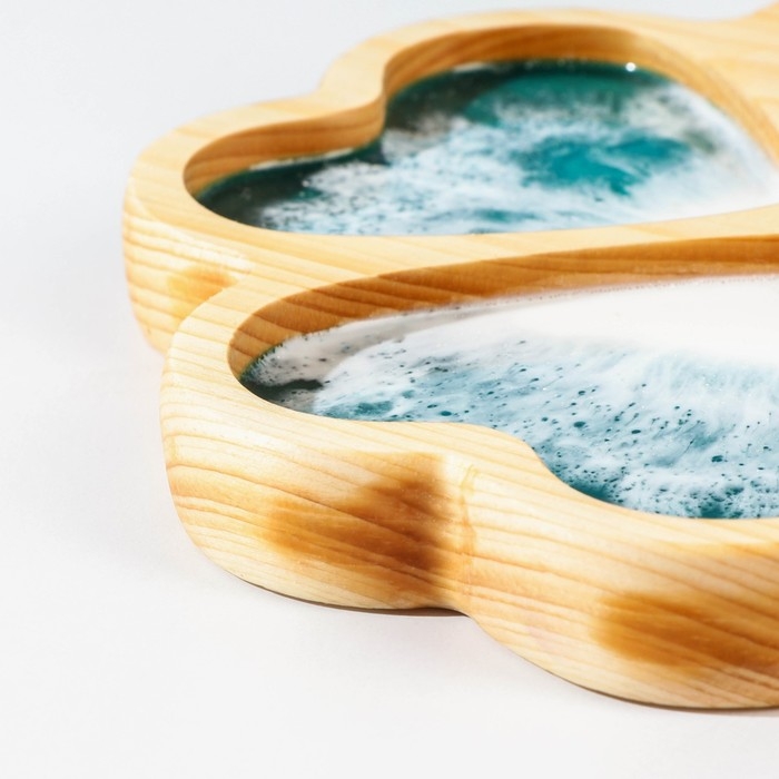 Менажница авторская с эпоксидной пищевой смолой Adelica, 22,5&times;22,5 см, цельный кедр, рисунок МИКС