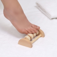 Массажёр для ног &laquo;Ножное счастье&raquo;, 14,5 &times; 8,5 &times; 5 см, 4 колеса с шипами, деревянный, цвет бежевый