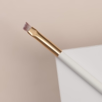 Кисть для макияжа «White», скошенная, 16,5 (± 1) см, цвет белый Кисть для макияжа «White», скошенная, 16,5 (± 1) см, цвет белый