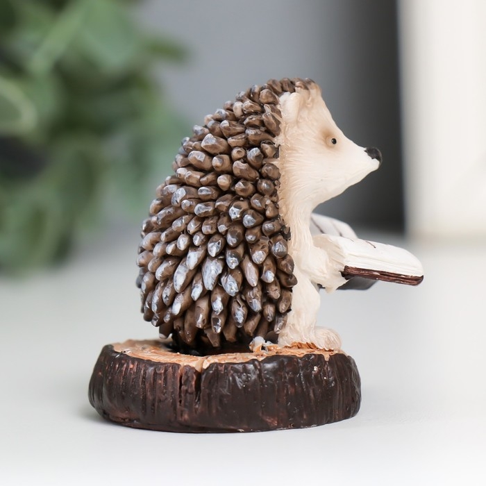 Сувенир полистоун "Ёжик на пенёчке - чтение" 5,2х4,3х4,6 см