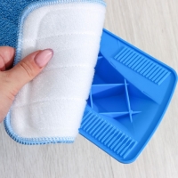 Швабра для мытья пола с распылителем и щёткой Доляна, насадка из микрофибры 42&times;14 см, стальная ручка 120 см, цвет МИКС