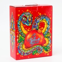 Новый год. Подарочная коробка, Новогодняя "Восточная змея" с пластиковой ручкой 23,5*9,5*30 см. Новый год. Подарочная коробка, Новогодняя "Восточная змея" с пластиковой ручкой 23,5*9,5*30 см.