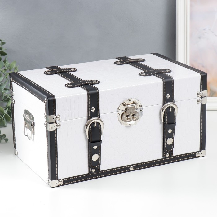 Шкатулка дерево кожзам "Сундук с ремнями" белый 19х21х35 см