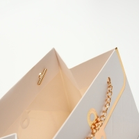 Пакет для цветов, ручка цепь, "Белый", с золотым тиснением, 15 х 10,5 х 10 см Пакет для цветов, ручка цепь, "Белый", с золотым тиснением, 15 х 10,5 х 10 см